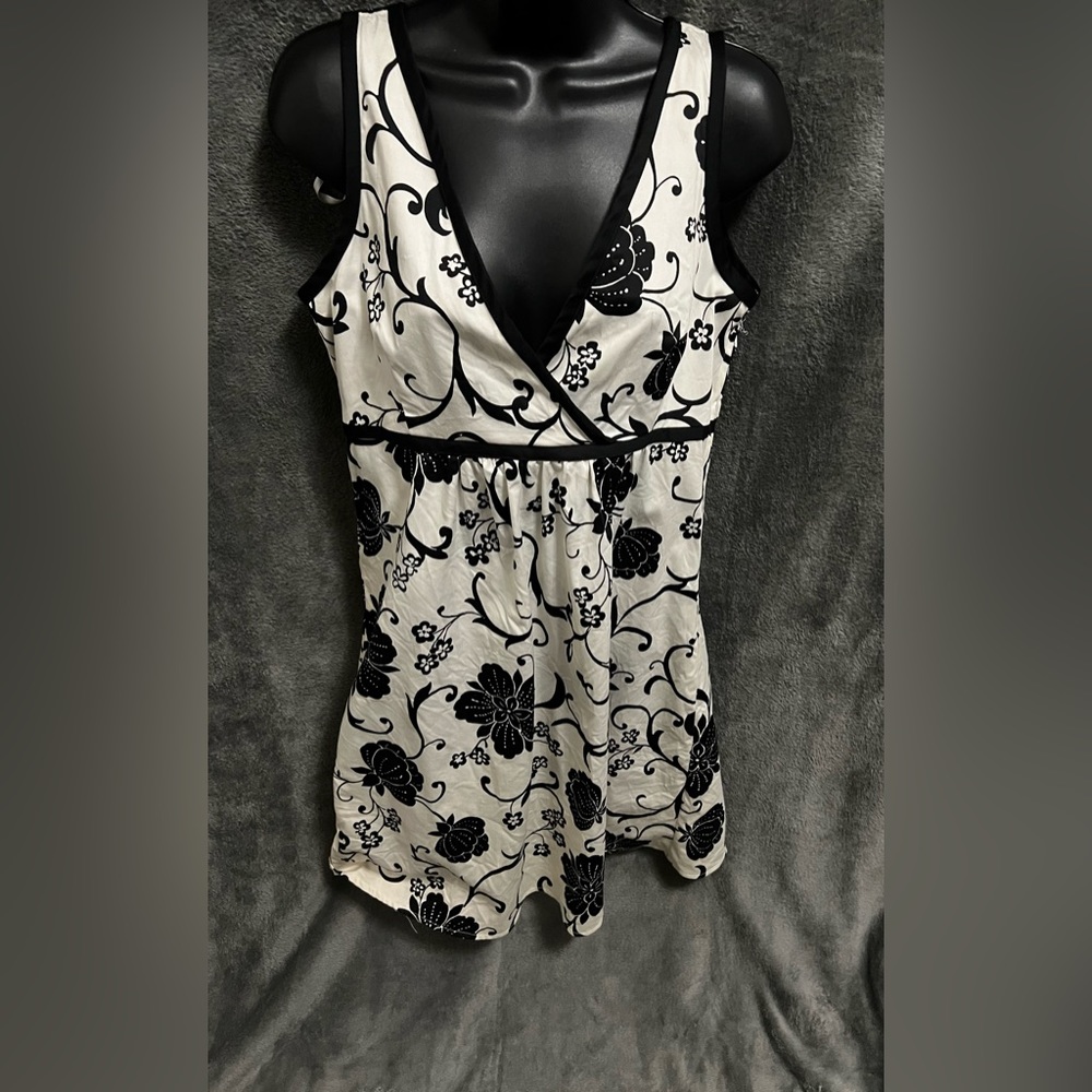 Cute black and white flower v-neck dress. Brand d By Ltd